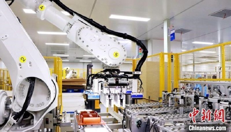 圖為資料圖，海辰儲(chǔ)能自動(dòng)分檔打包機(jī)器人。?曾欣平供圖